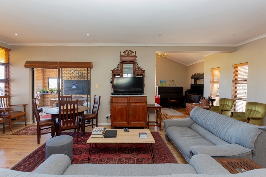 6 Bedroom Property for Sale in Middedorp Western Cape